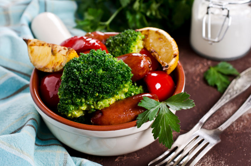 灰色桌面上的蔬菜火腿