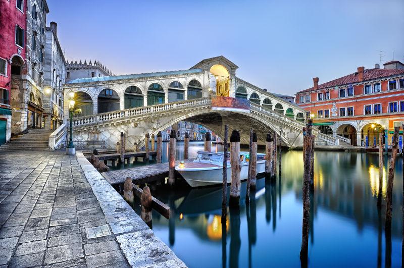 意大利威尼斯运河上的威尼斯里亚托桥