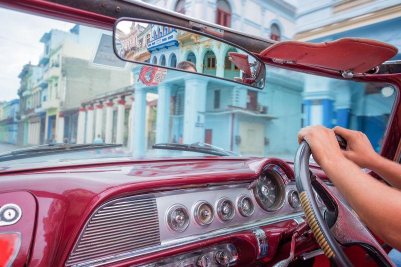 从一个古老的经典美国车内