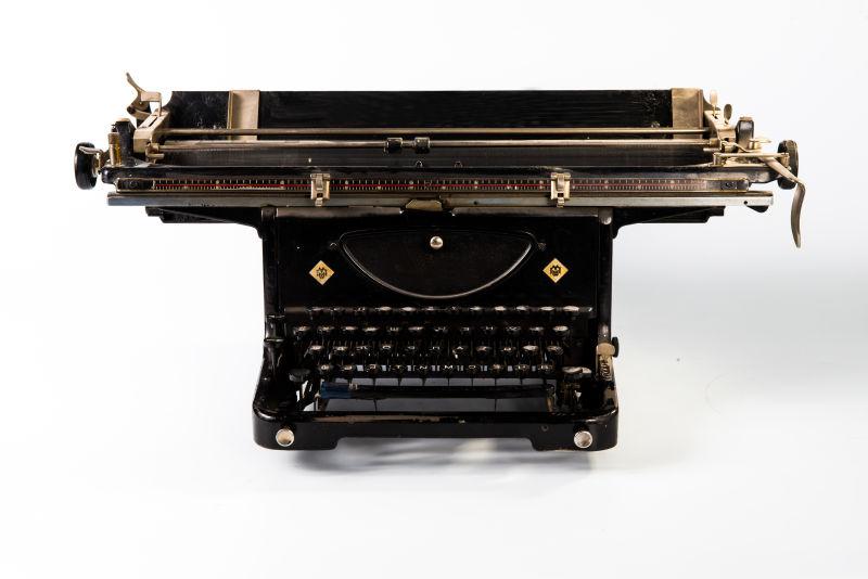 白色背景的老式打字机