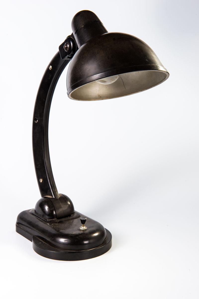 白色背景的苏维埃葡萄酒的黑色台灯