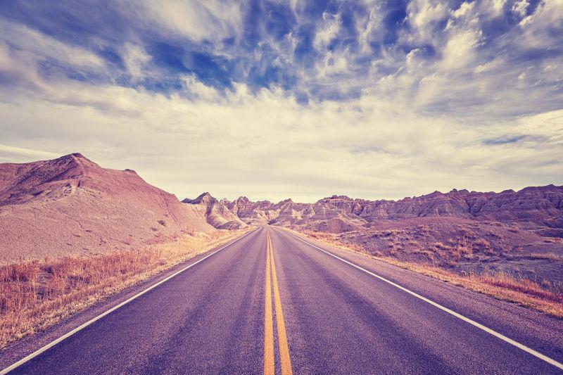 复古风格的沙漠公路图片 蓝天白云背景下的群山之中的沙漠公路素材 高清图片 摄影照片 寻图免费打包下载