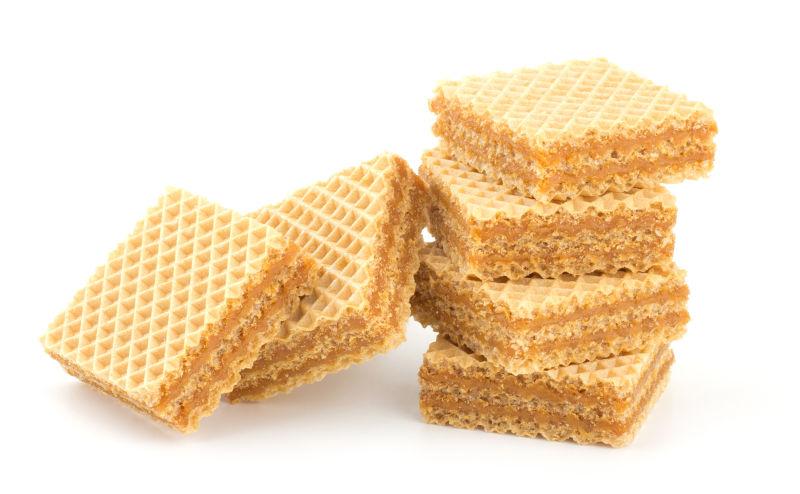 白色背景上堆放的威化饼干