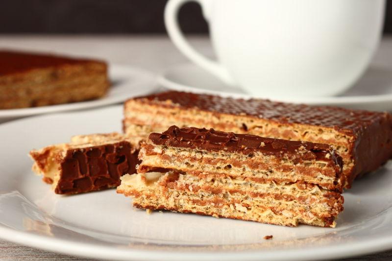 盘子里的巧克力饼干