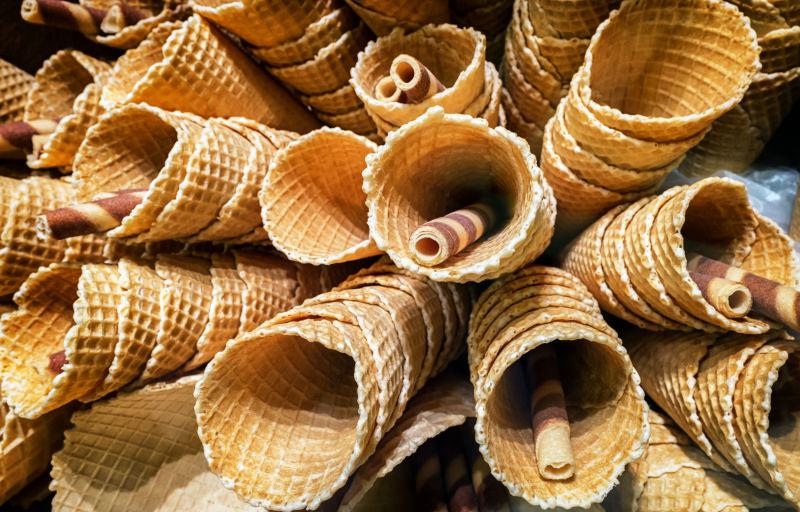 堆叠在一起的冰淇淋桶