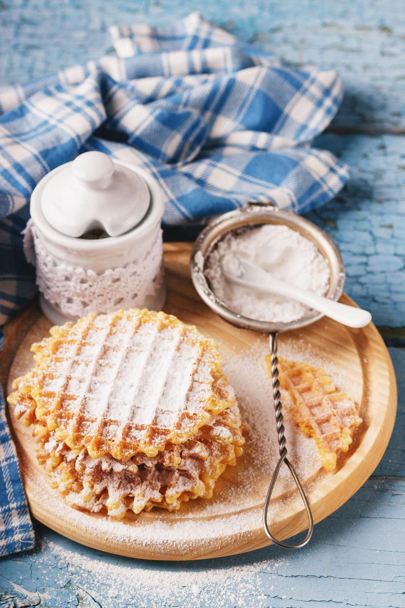 盘子中的华夫饼和糖碗