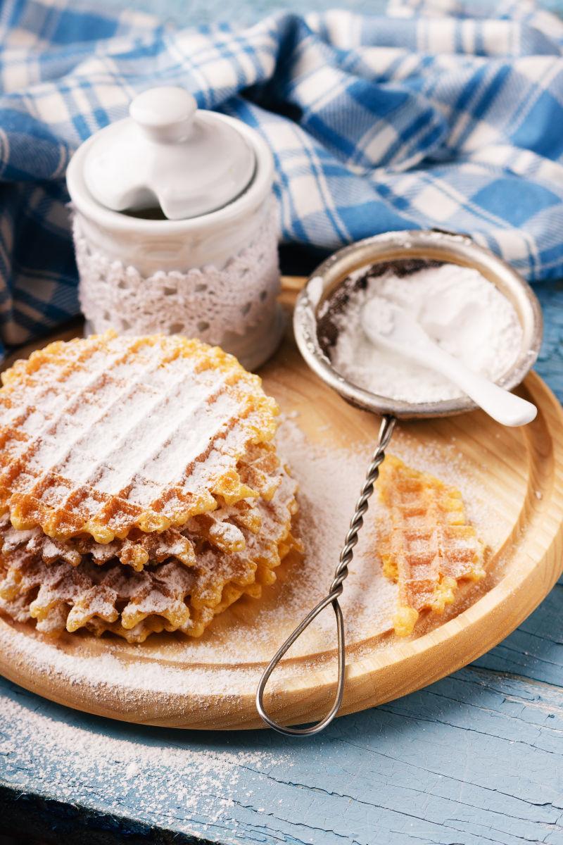 芙蓉糖粉碗和华夫饼