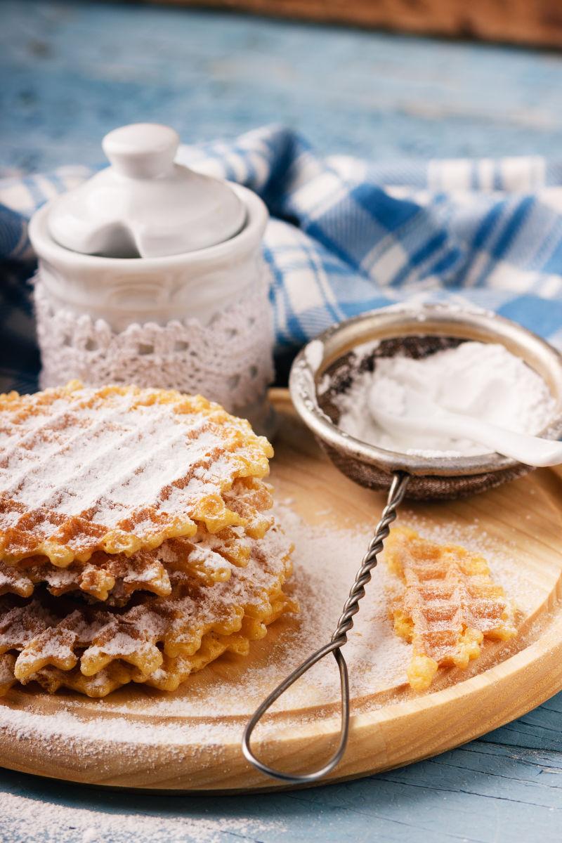 少许华夫饼和糖碗