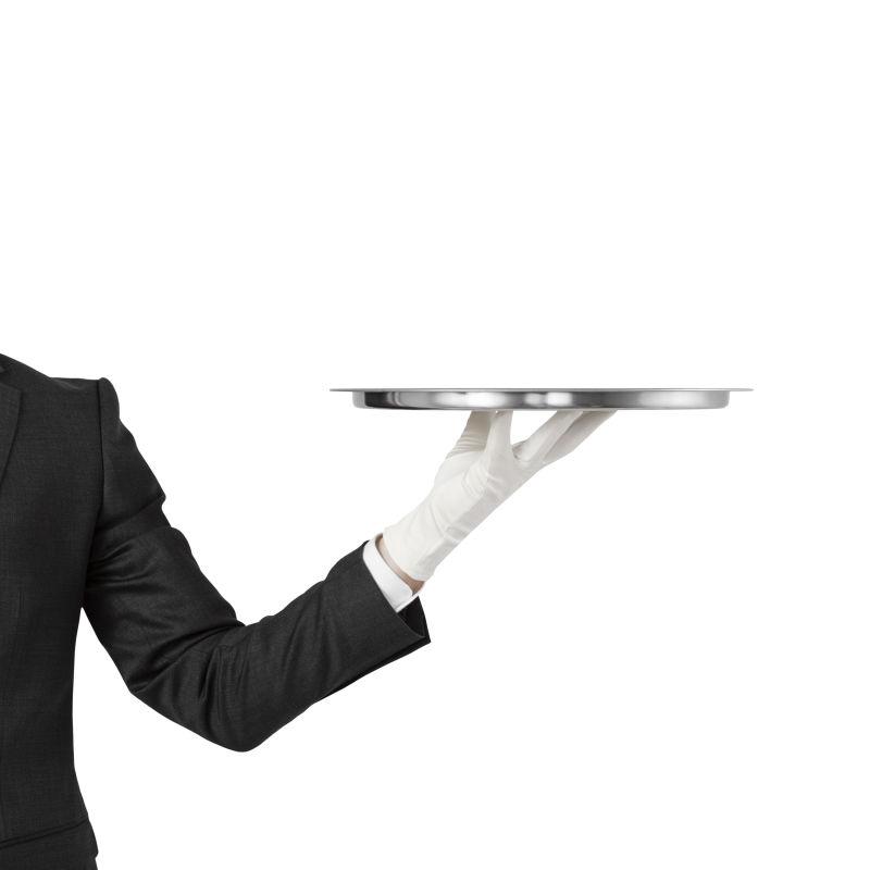 白色背景下手举托盘的侍者