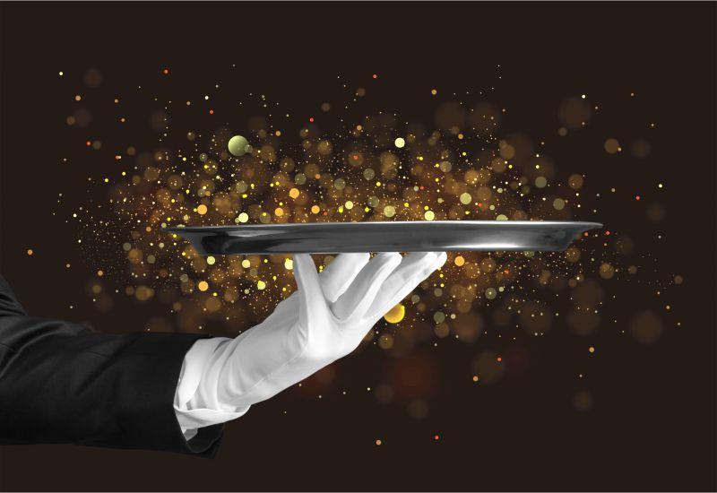 灿烂背景下服务员举着托盘