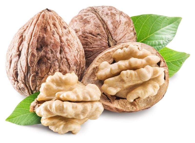 白色背景下完整的核桃和核桃仁