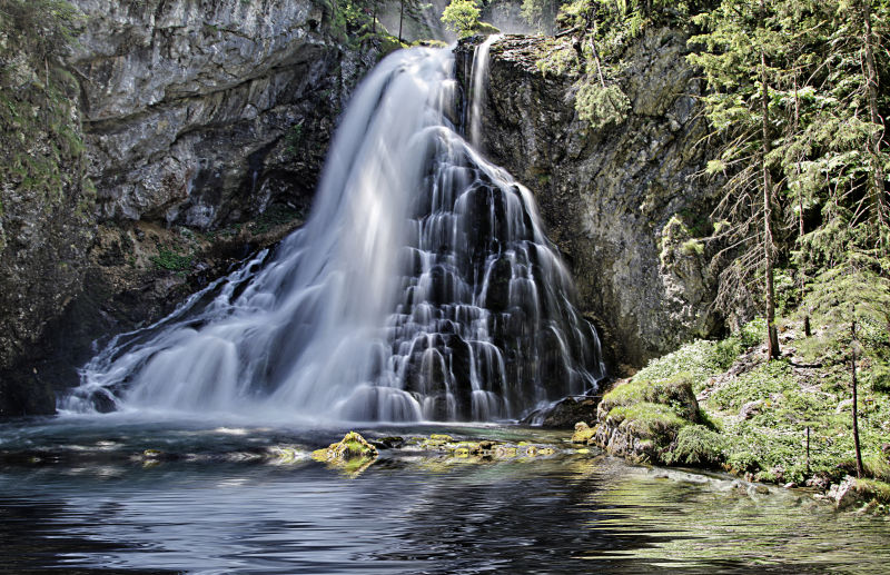 美丽的岩石小瀑布