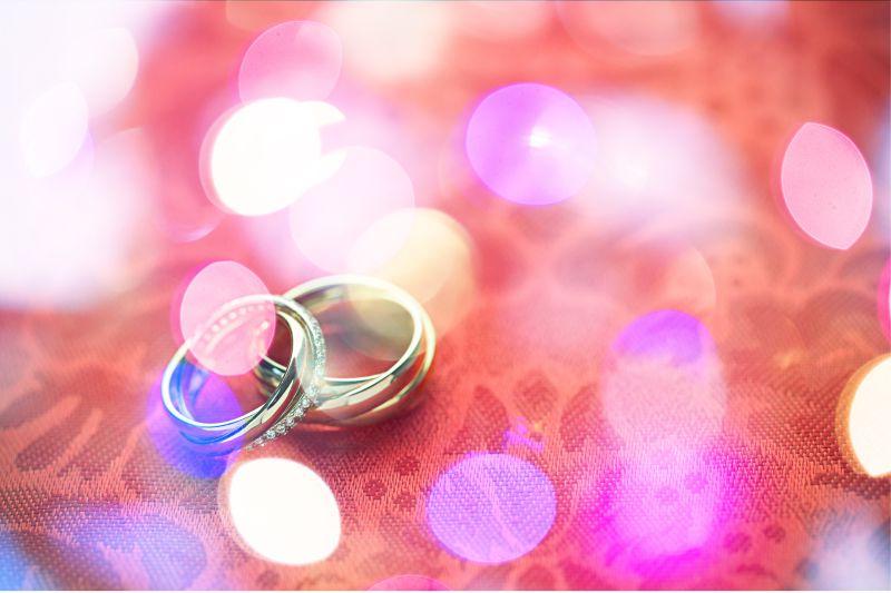 桌子上的一对黄金结婚戒指