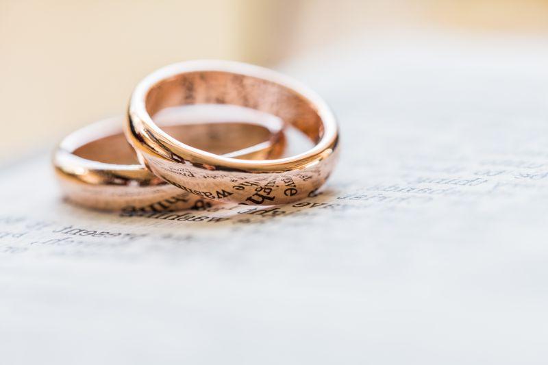 书本上的新婚戒指