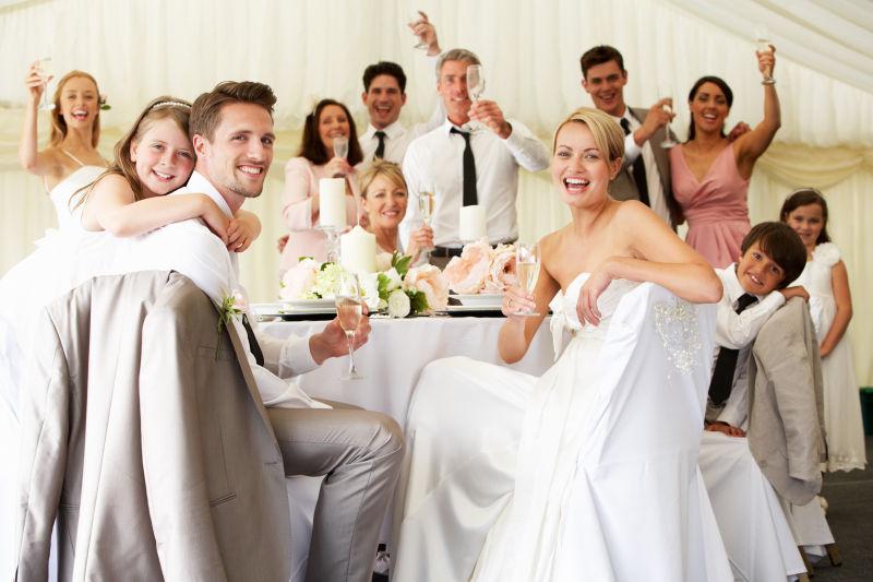 新婚宴会上的新婚夫妻和他们的朋友