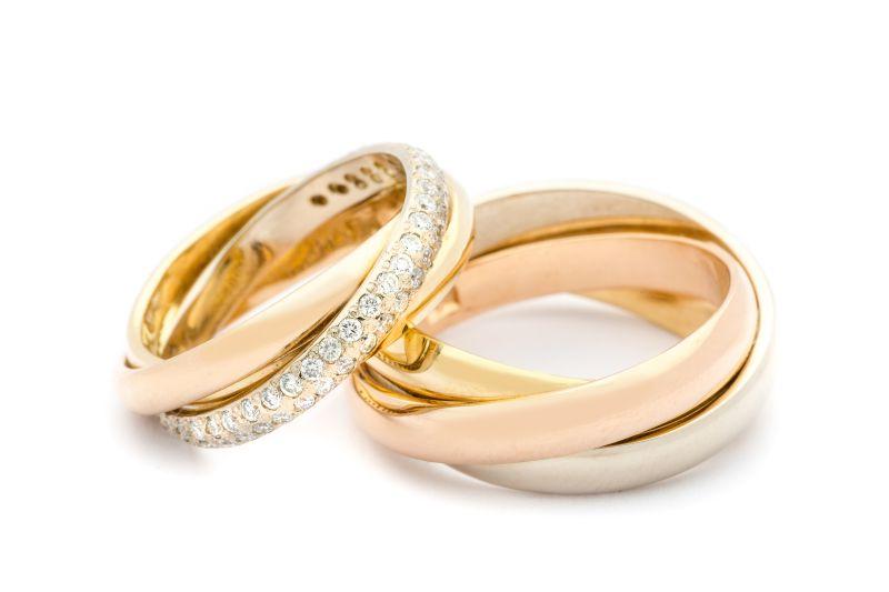 白色背景上的结婚戒指