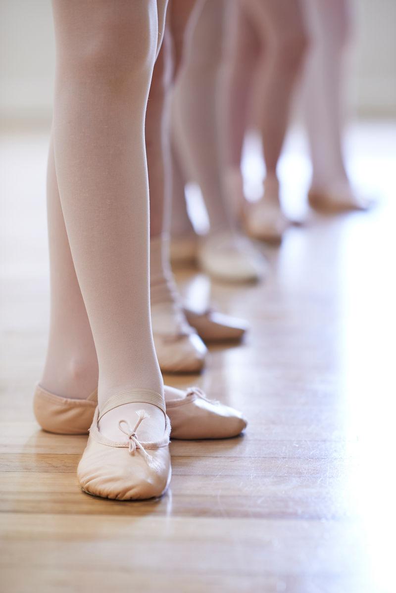儿童芭蕾舞蹈课中的双脚贴近地面