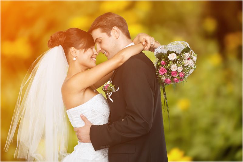 拥抱一起的新婚夫妇