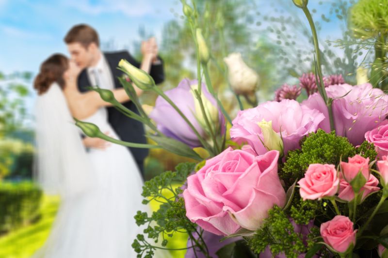 接吻的新娘与新郎