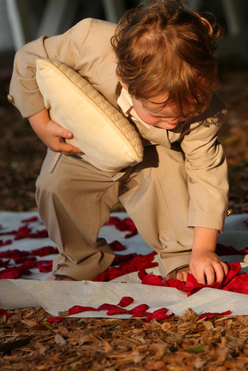 孩子在婚礼捡玫瑰花瓣