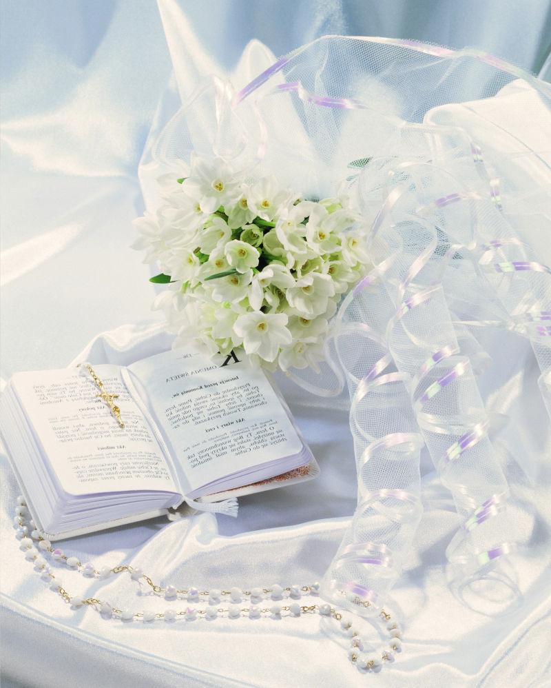 可爱的花朵和一本关于婚礼的书