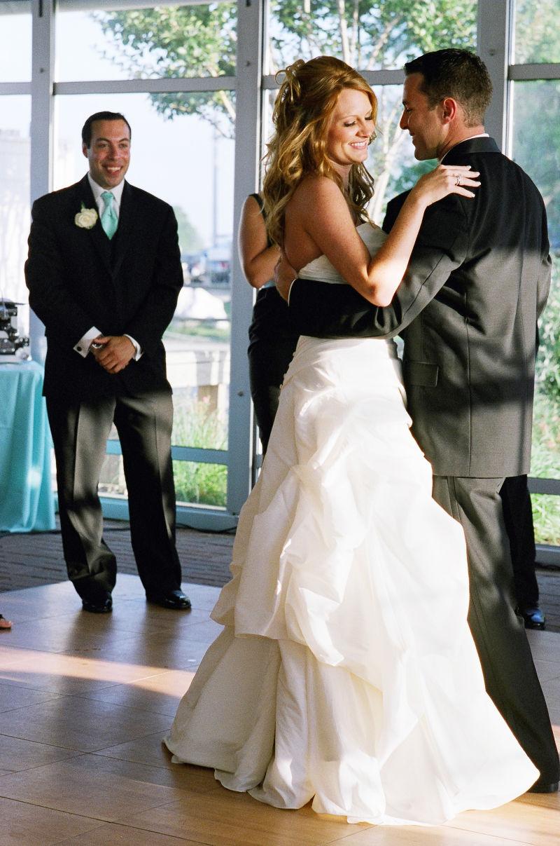 餐厅迎接的新婚夫妇