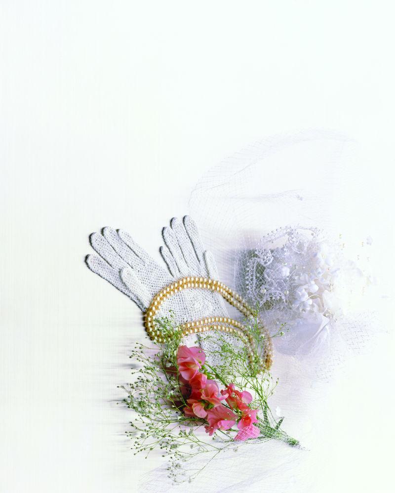 新娘白色手套和头纱