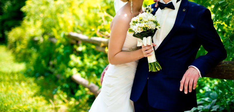 拥抱一起的结婚新郎新娘