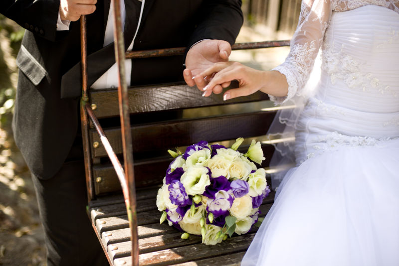 新郎牵着自己的新娘