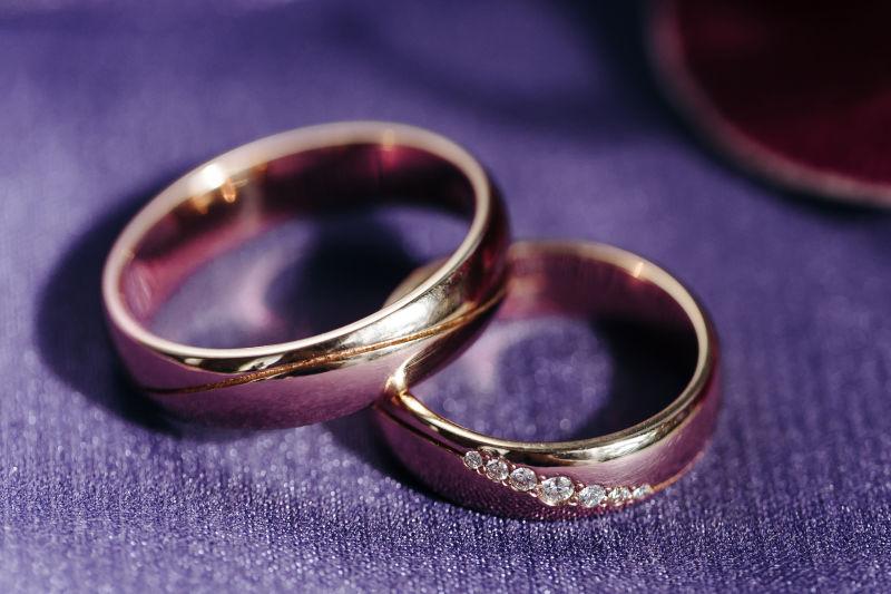 紫色段布上的结婚戒指