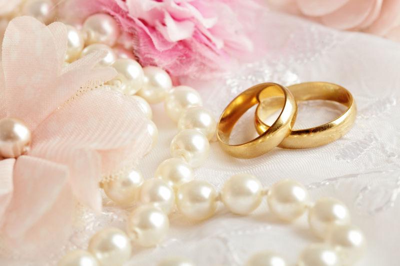 结婚戒指与珍珠装饰
