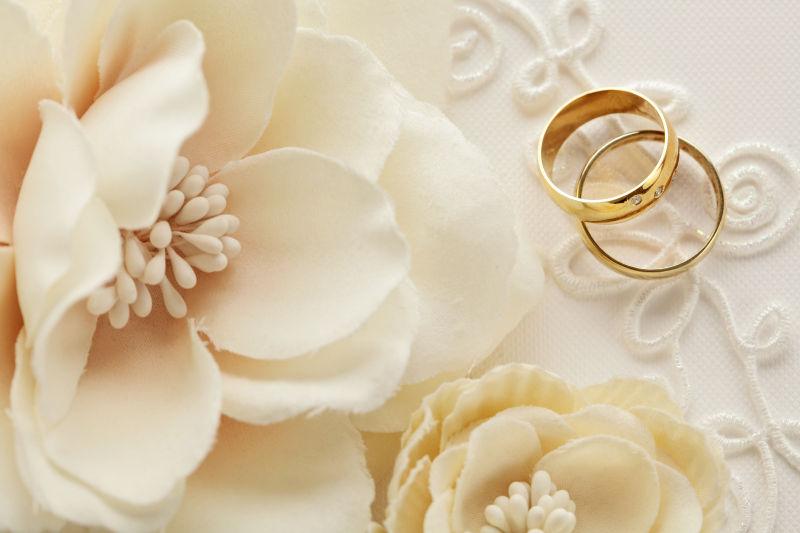 结婚戒指与婚纱装饰