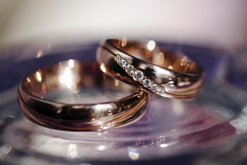 宝石结婚戒指