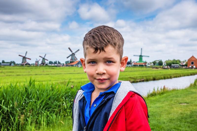 风车村风车为背景的儿童肖像
