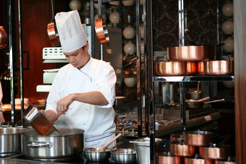 近距离厨师烹饪美味食品
