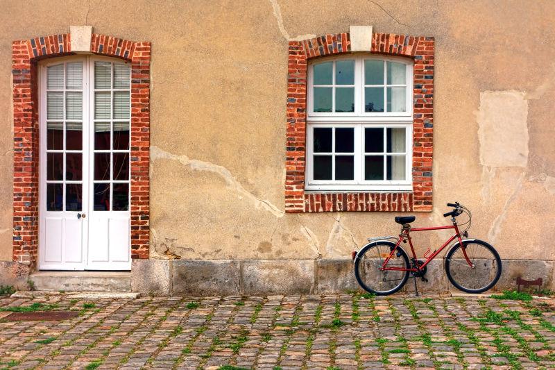 停靠在墙边的自行车