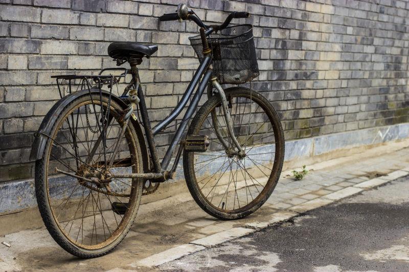 停在路边的老旧黑色自行车