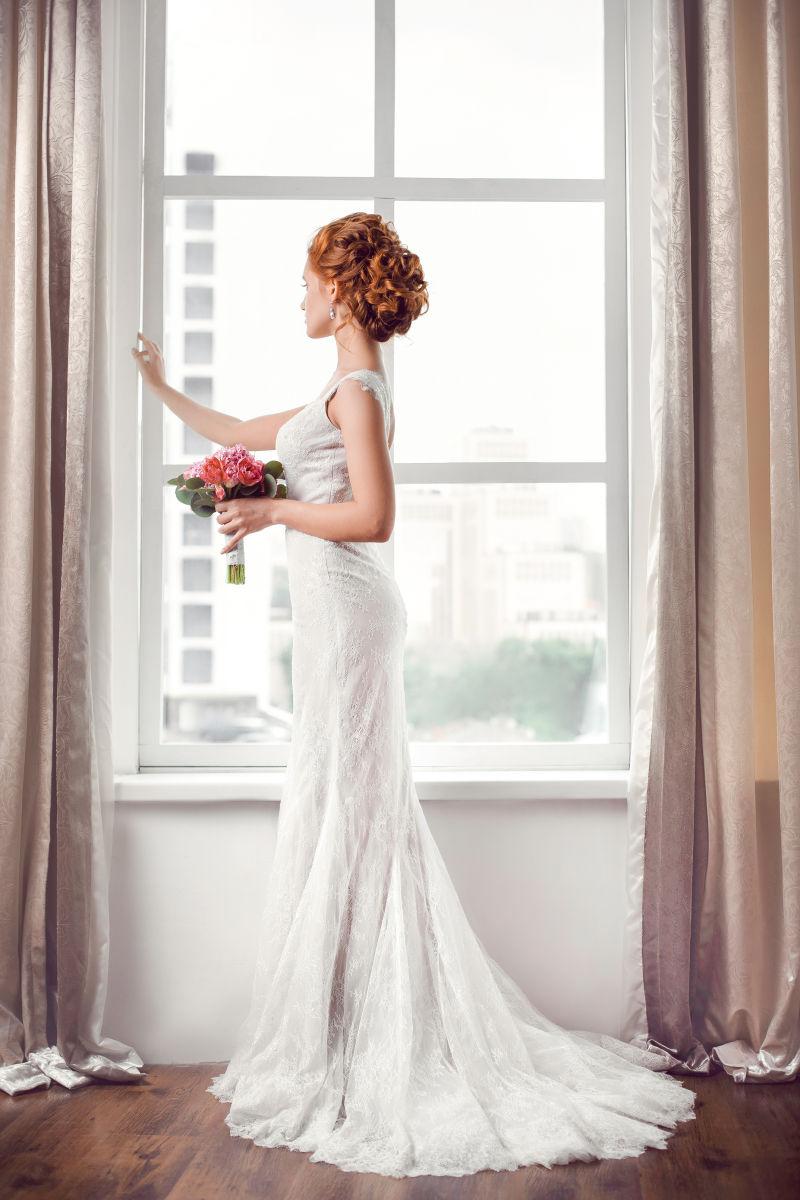 室内鲜花盛放的美丽的新娘