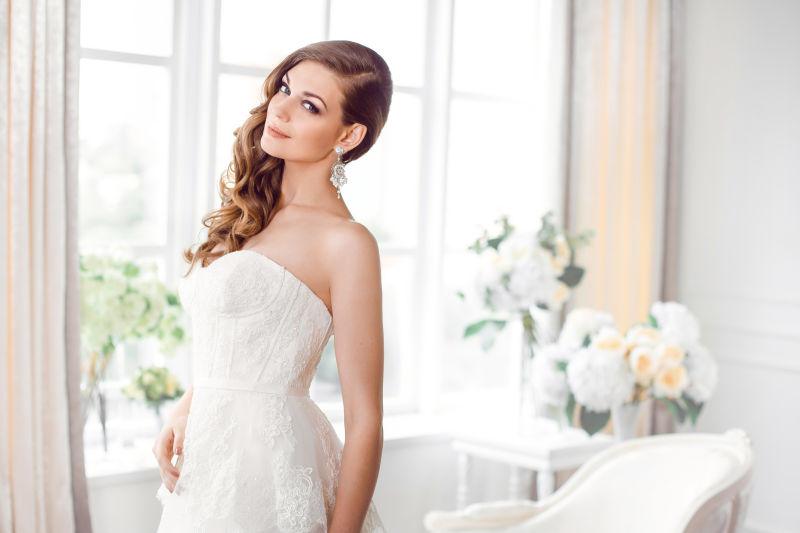 完美的婚纱白色化妆和发型的美丽新娘