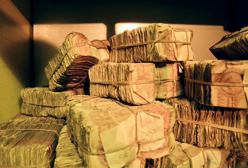 保险箱里的旧式土耳其纸币