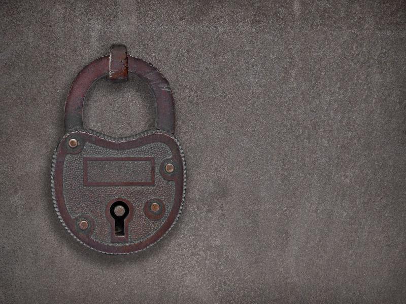 锈迹斑斑的保险箱钢板上的挂锁