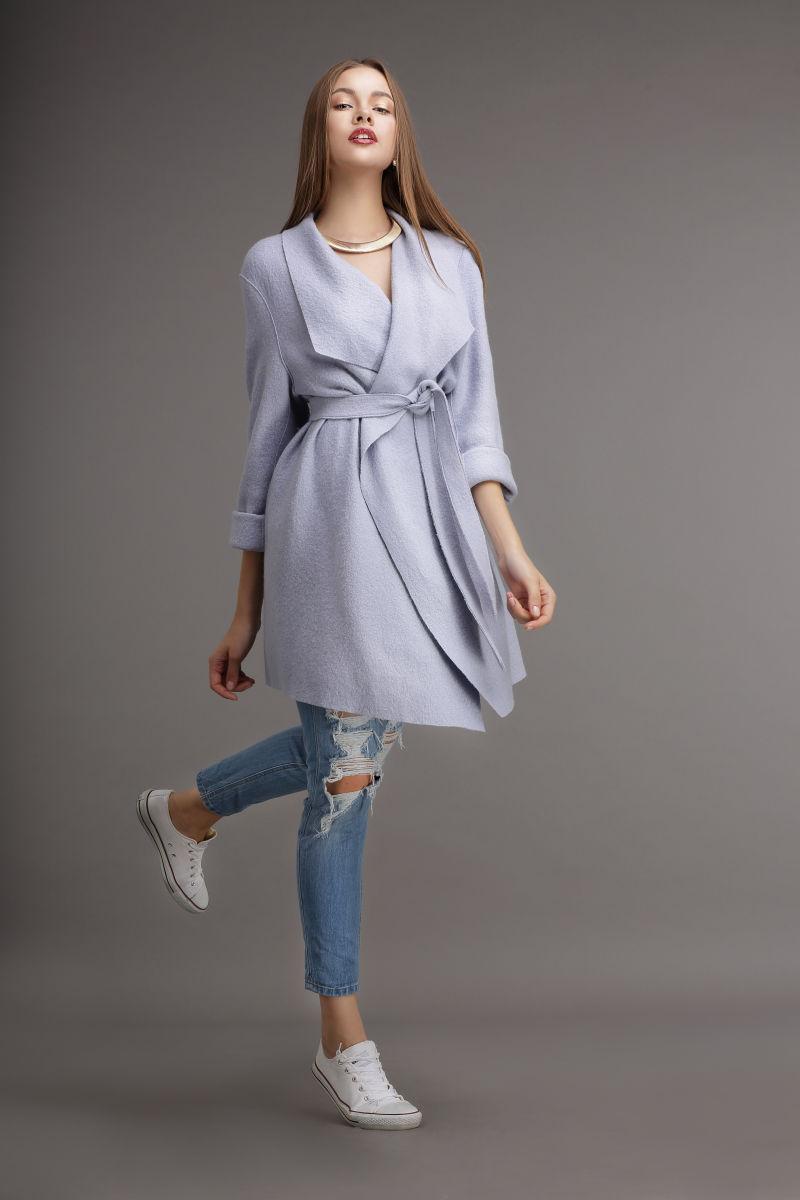 镜头下时尚的金发美女