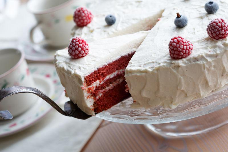 生日蛋糕在木桌上