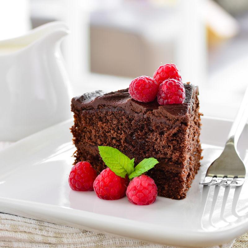 白色盘子里的切块的巧克力蛋糕