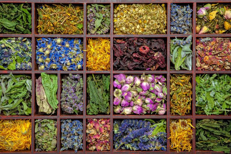 木箱里的不同品种的干茶