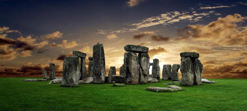 日落背景中宏伟的巨车阵