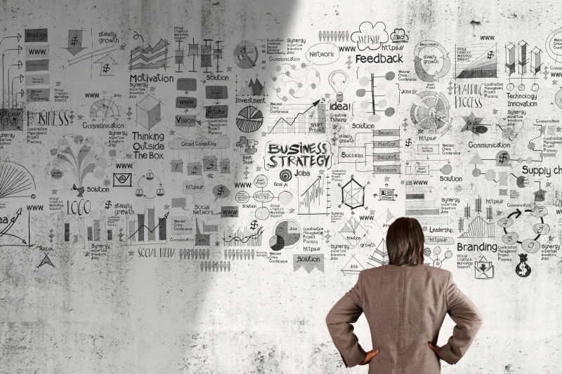 看着墙壁上各种数据的男子