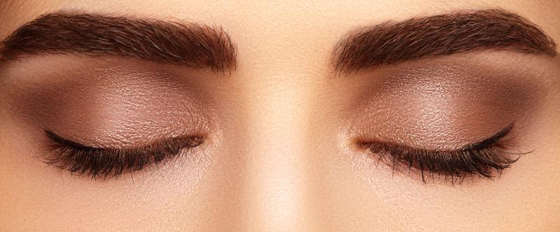 完美的眉毛形状的烟雾妆