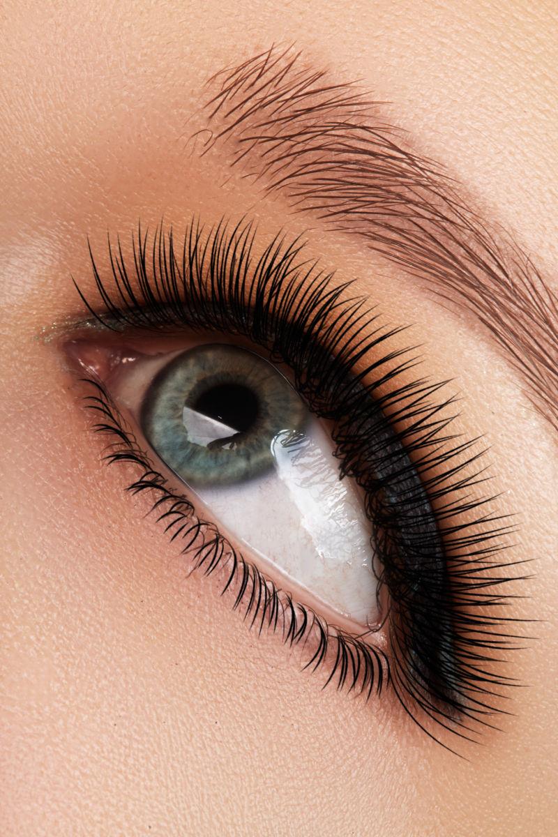 女性眼睛与经典的烟雾妆