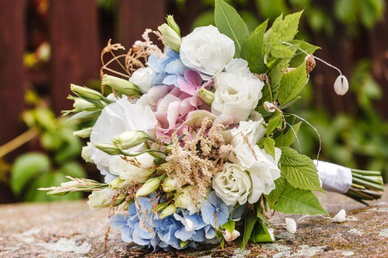 木桌上的新娘手捧花